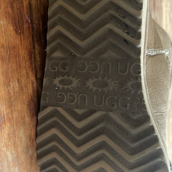 Gold UGGs size W6 - Picture 3 of 9